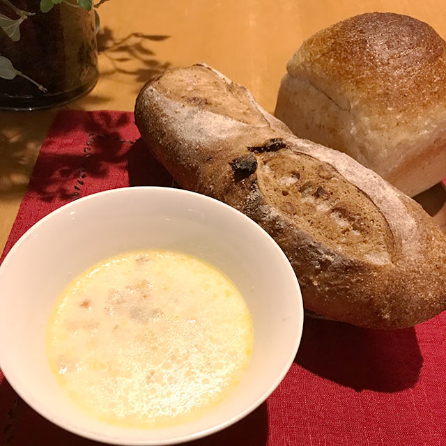 自家製天然酵母パンとスープ