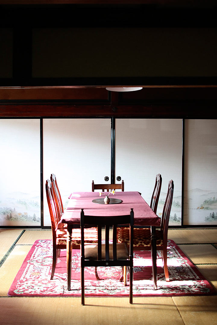 ダイニングルームとダイニングテーブル