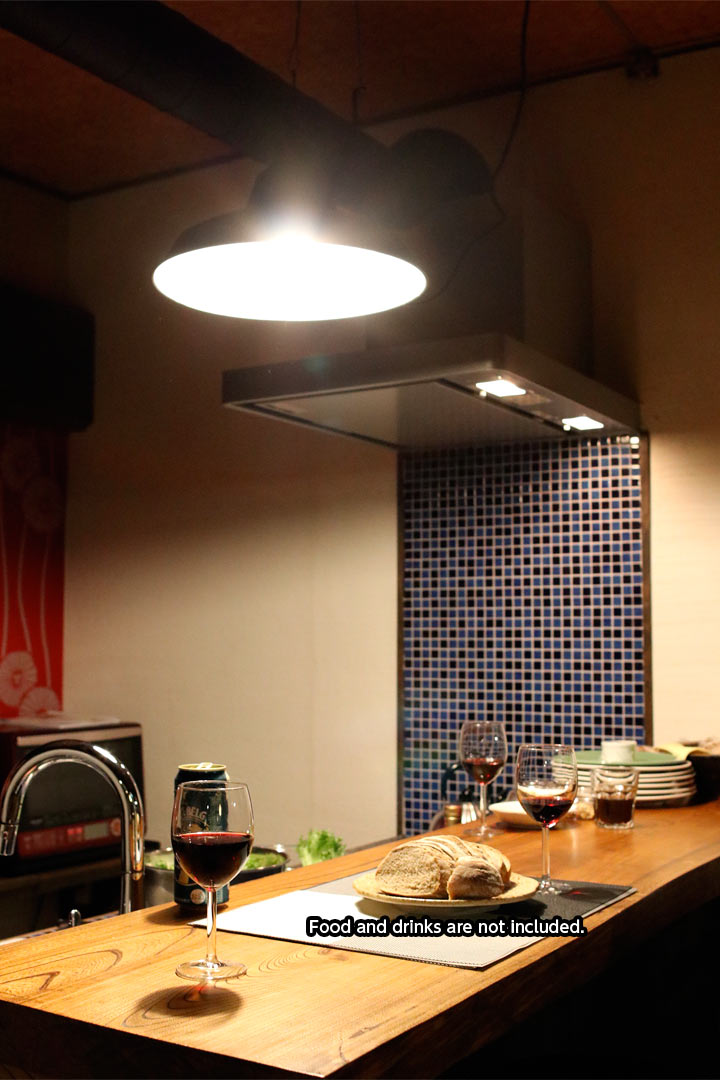 キッチン、欅のバーカウンター付き、キッチンカウンターは瑠璃色のタイル貼り