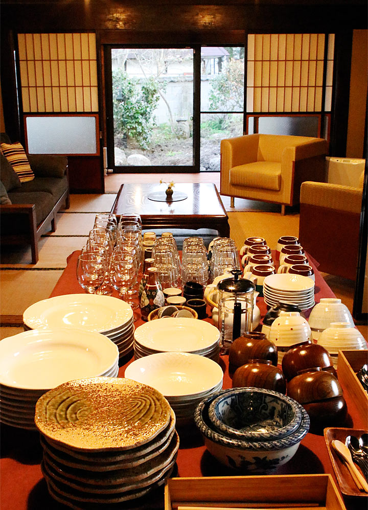 充実の食器類（8名分）